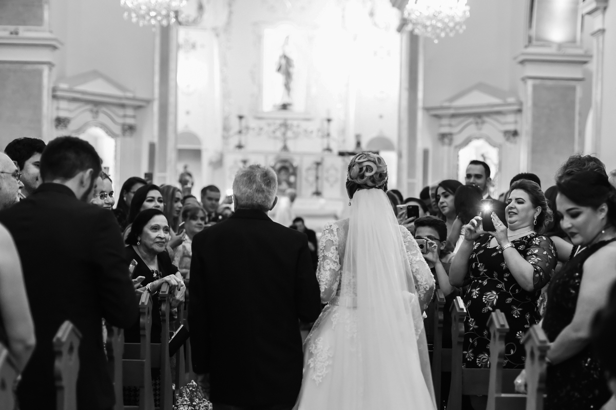 Noiva e pai entrando na igreja