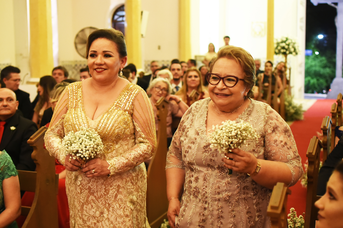 Mãe e sogra entrando na igreja da prainha