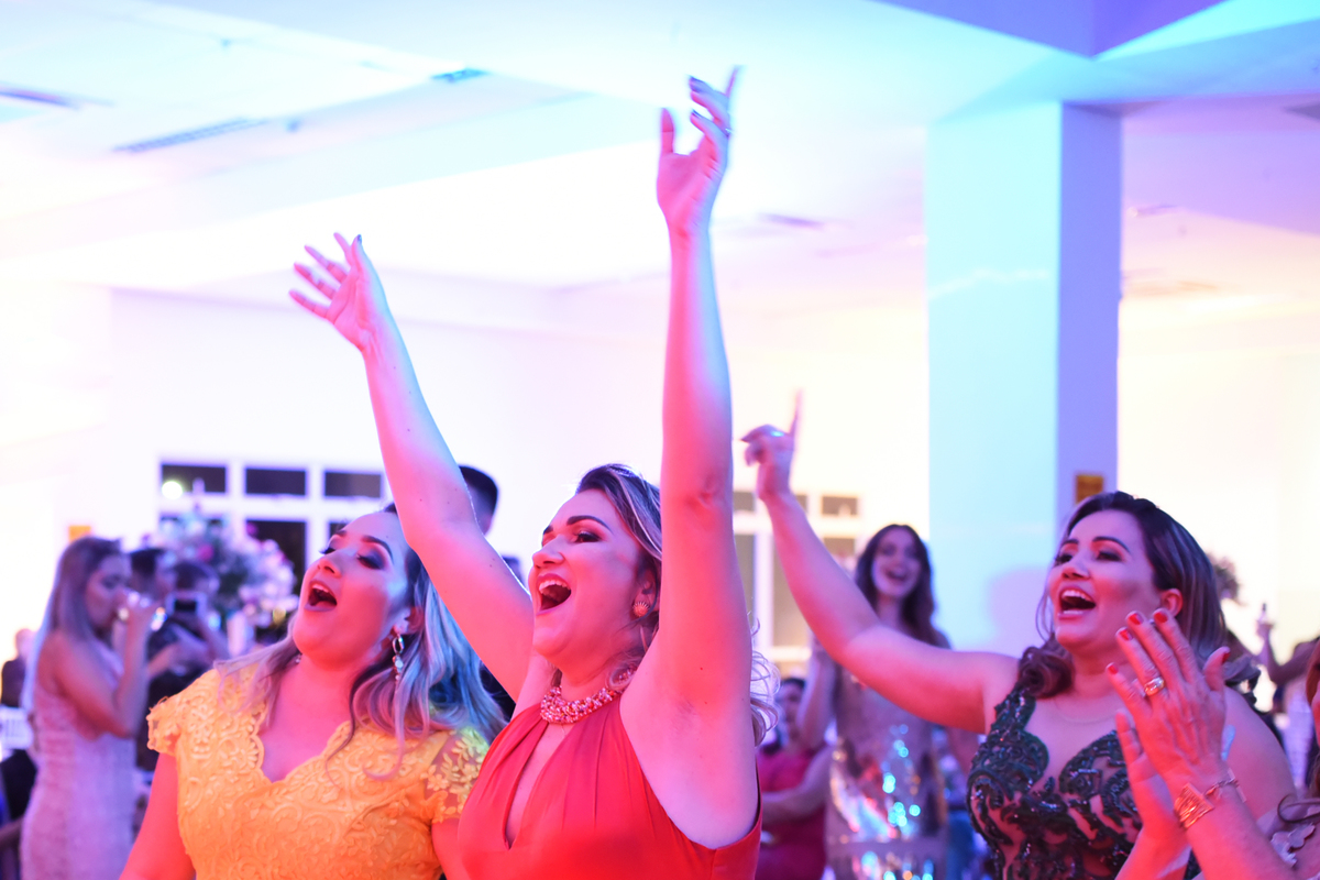 Solteiras esperando o bouquet