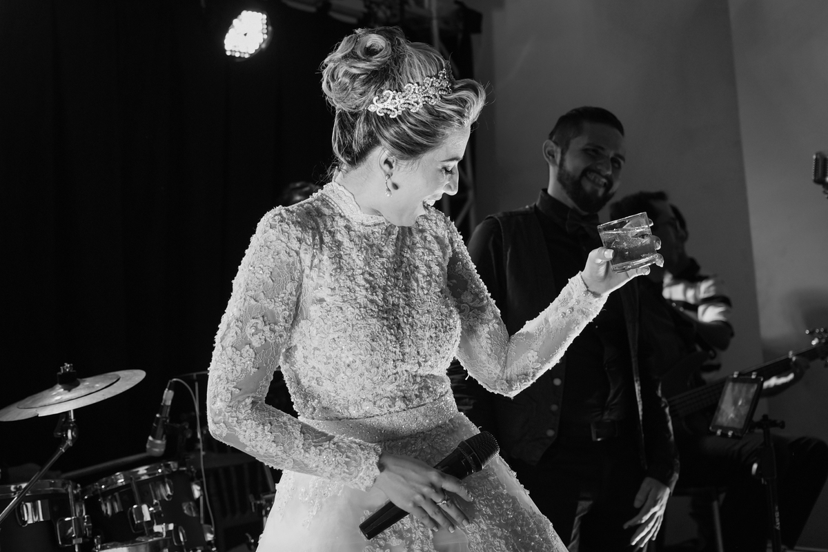 Linda noiva de fortaleza curtindo a festa