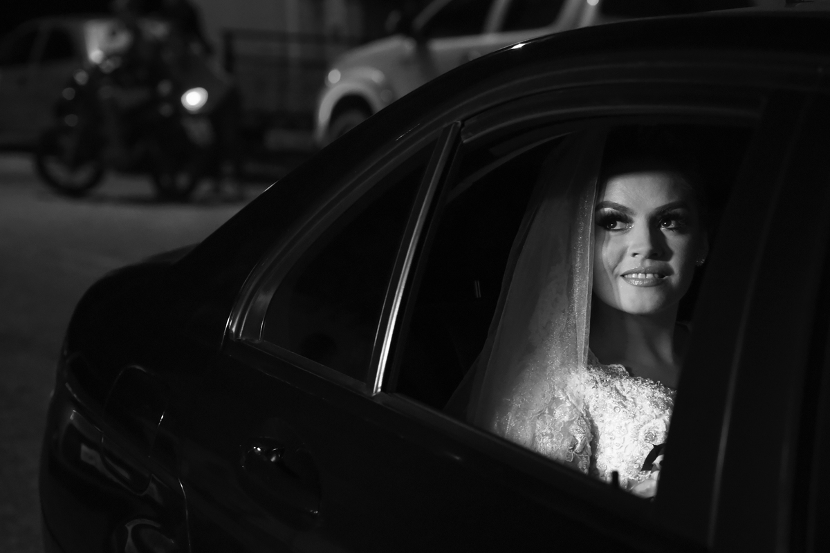 Linda noiva no carro