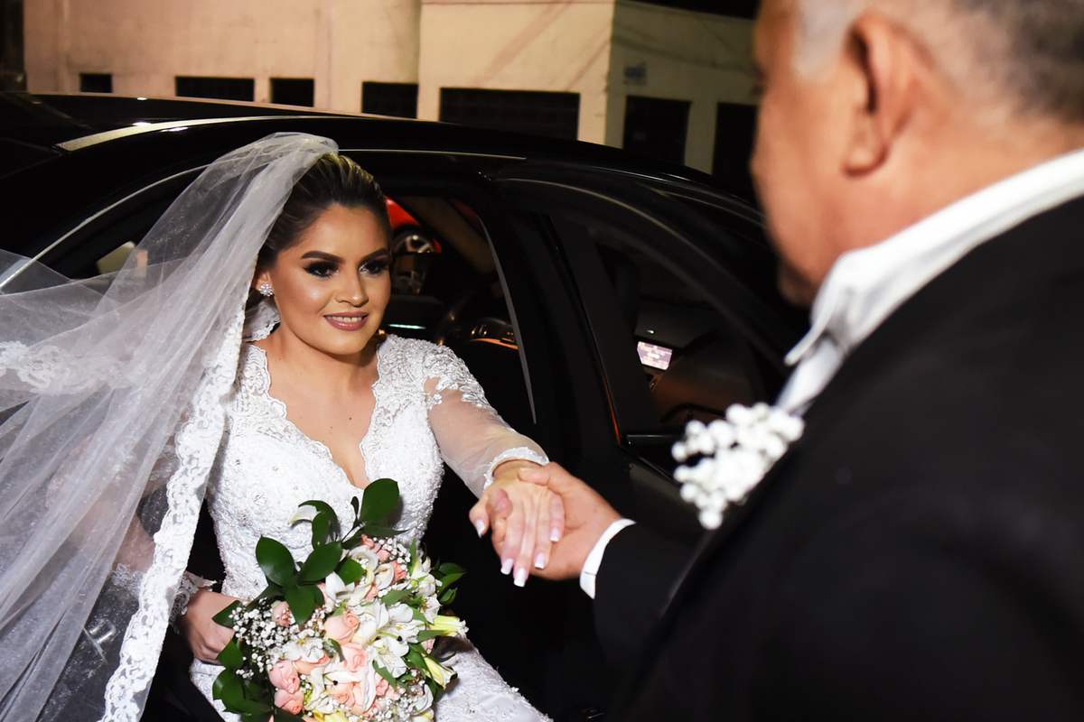 Linda noiva descendo do carro