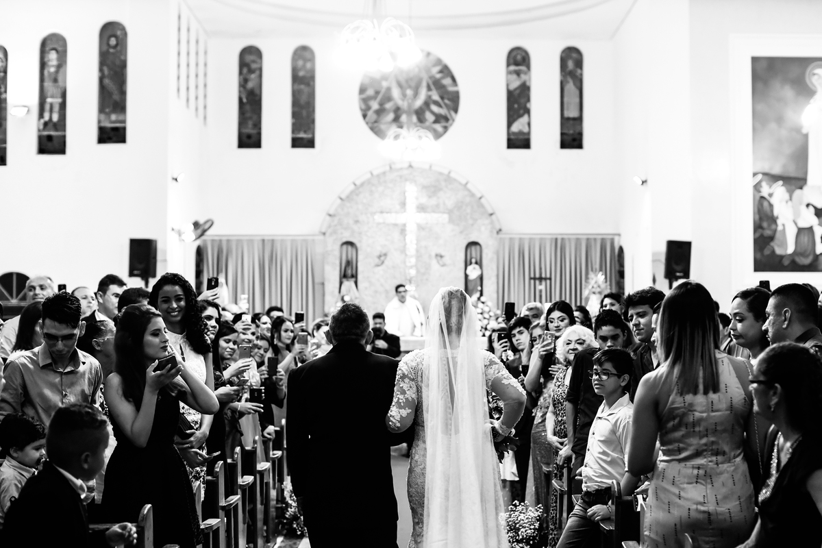 Linda fotografia da entrada da noiva