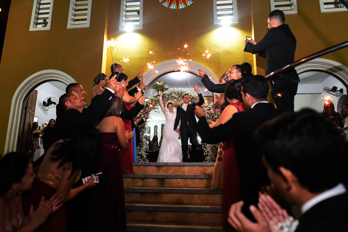 Saida dos noivos da igreja