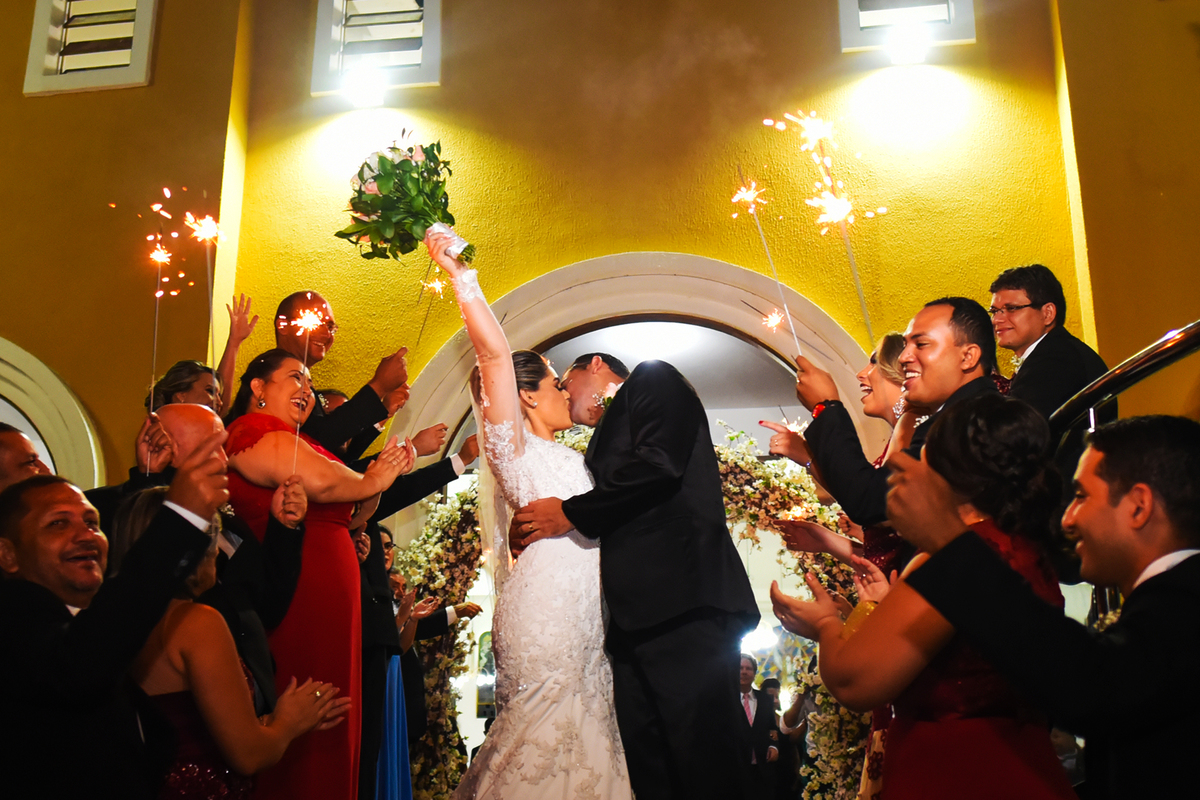 Linda comemoração dos noivos