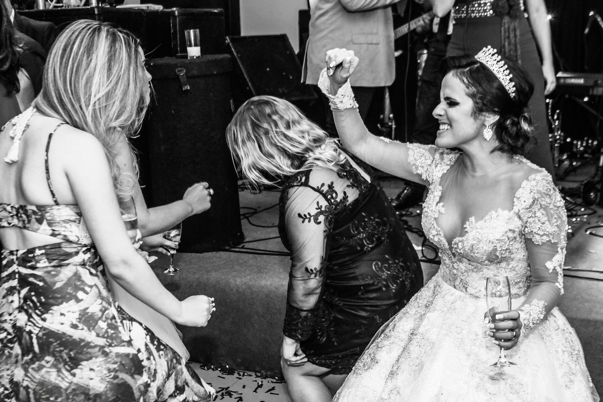 Linda noiva na festa de casamento