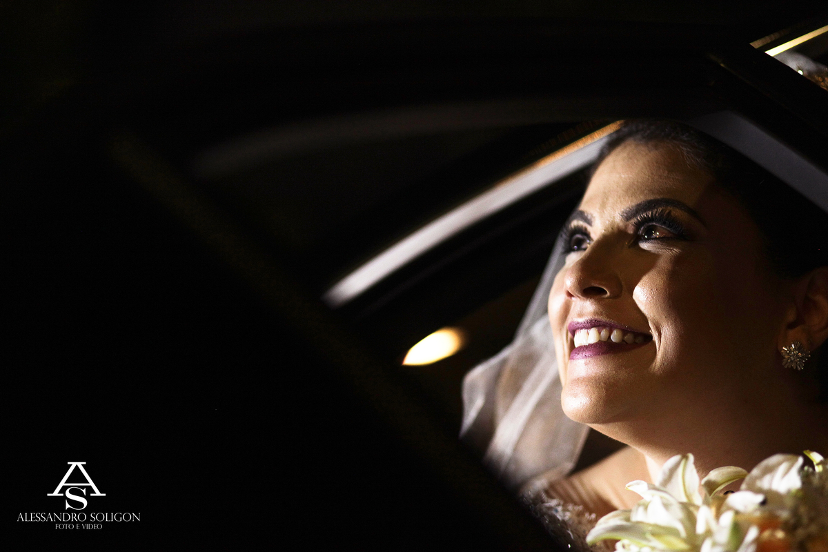 Linda noiva no carro em fortaleza