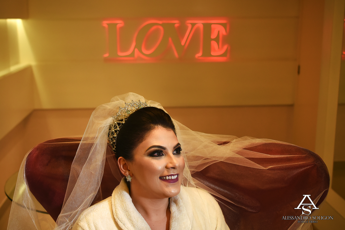 Linda noiva se arrumando no salão cheiro cheiroso fortaleza