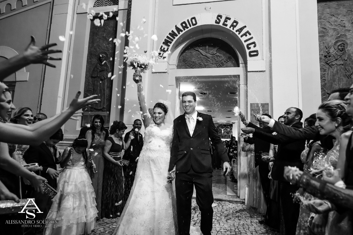 Saida dos noivos da igreja em fortaleza