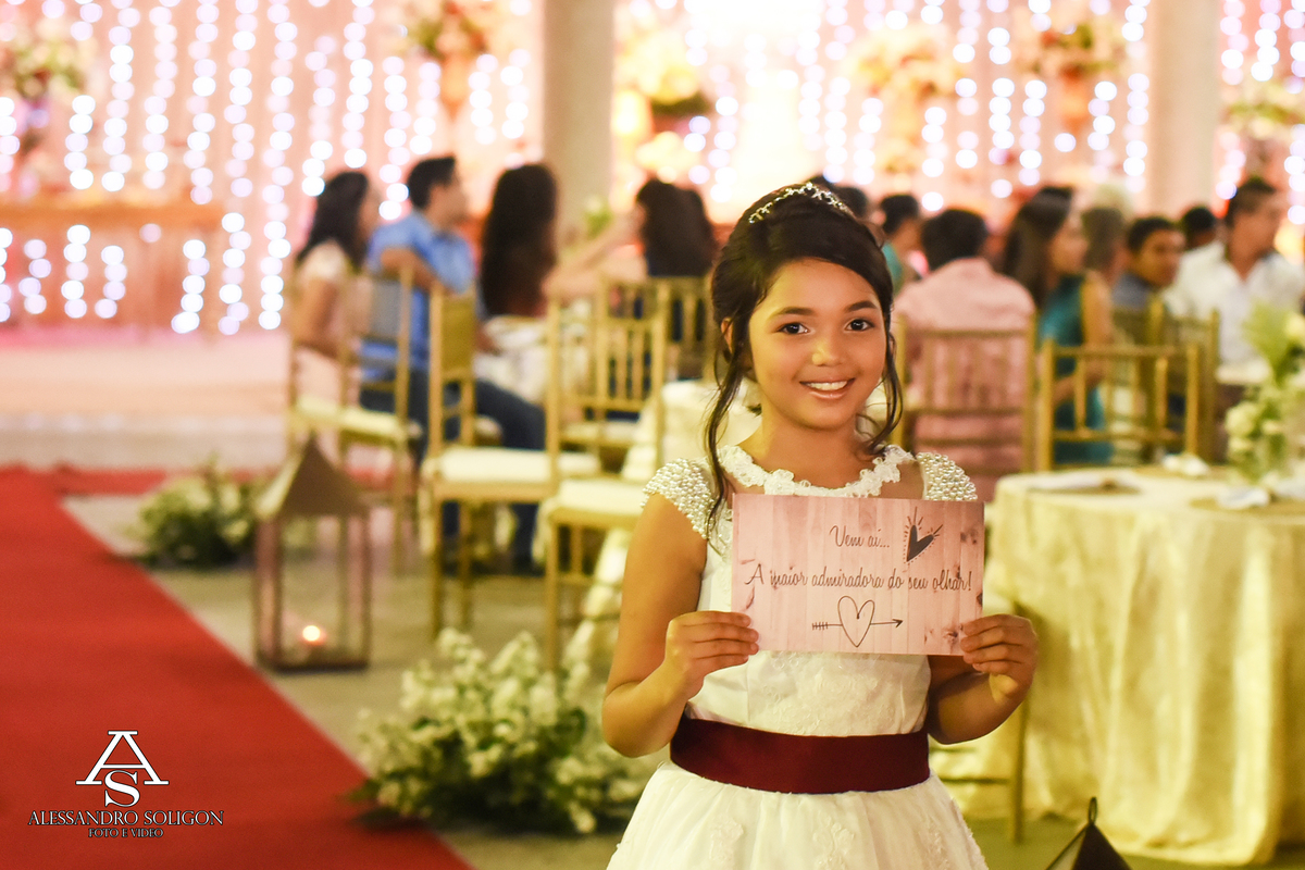 Daminha de casamento entrando em fortaleza