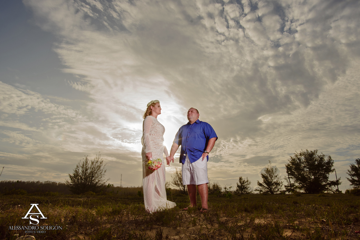 Lindo casal fotografado na praia de combuco