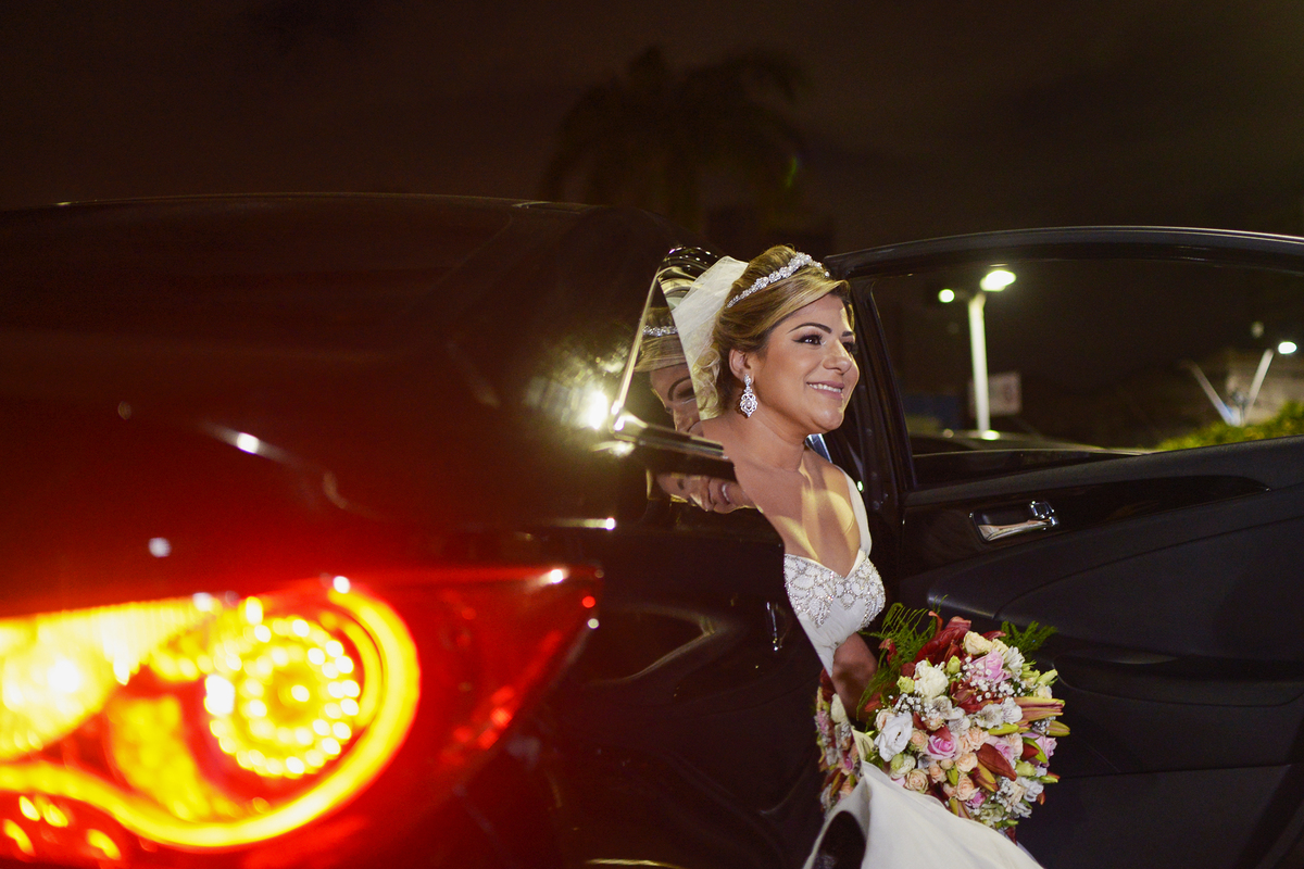 Linda noiva saindo do carro
