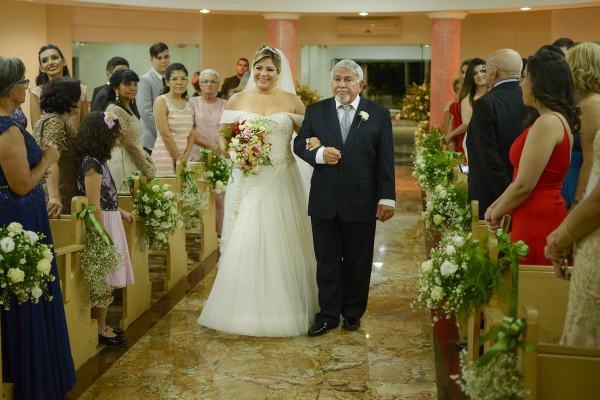 Noiva entrando na igreja