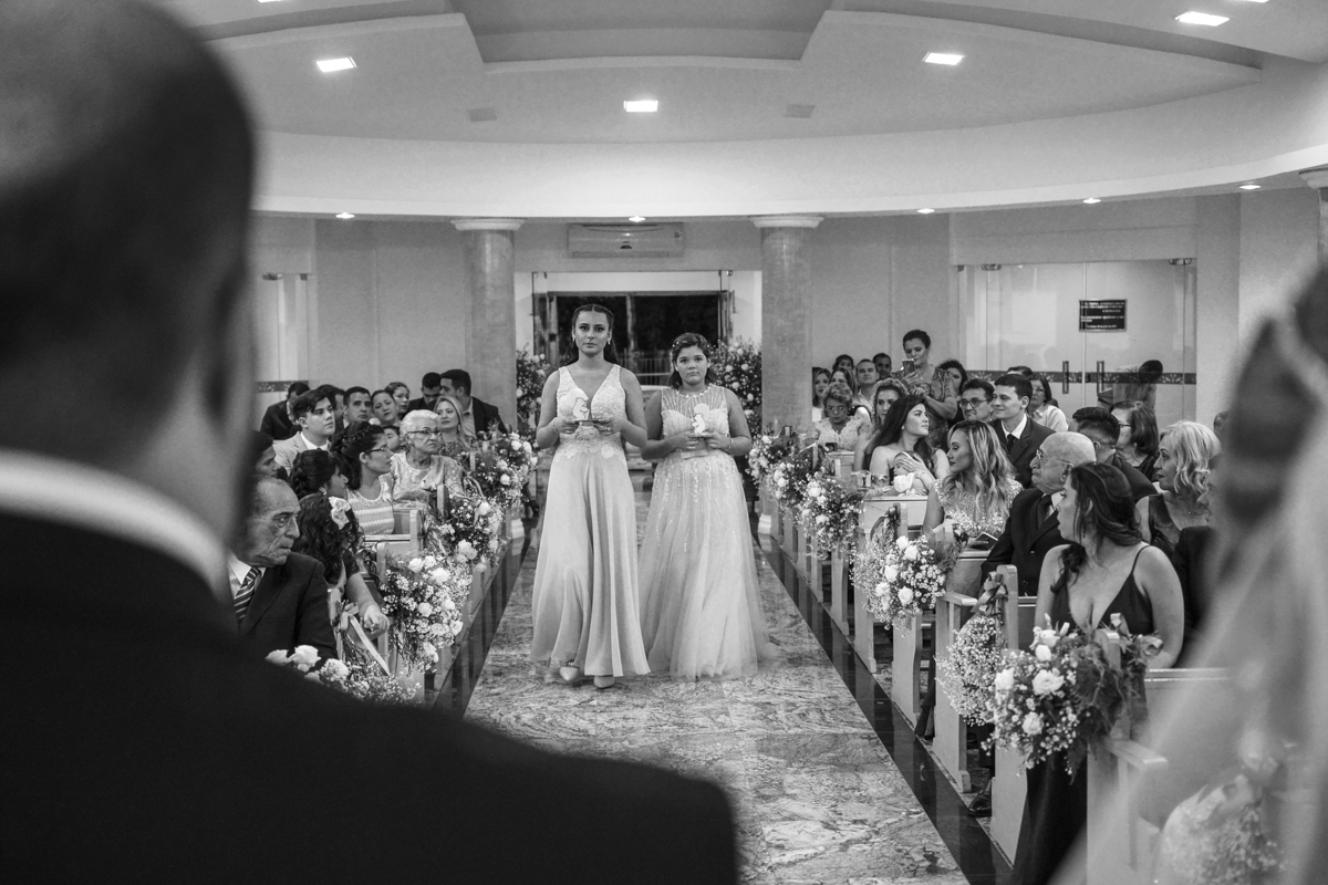 Daminhas entrando na igreja em fortaleza