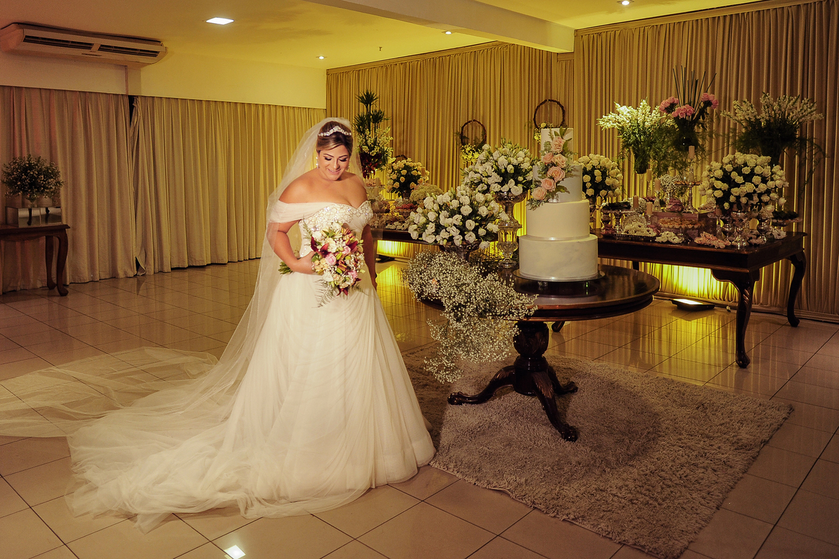 A noiva e o bolo de casamento