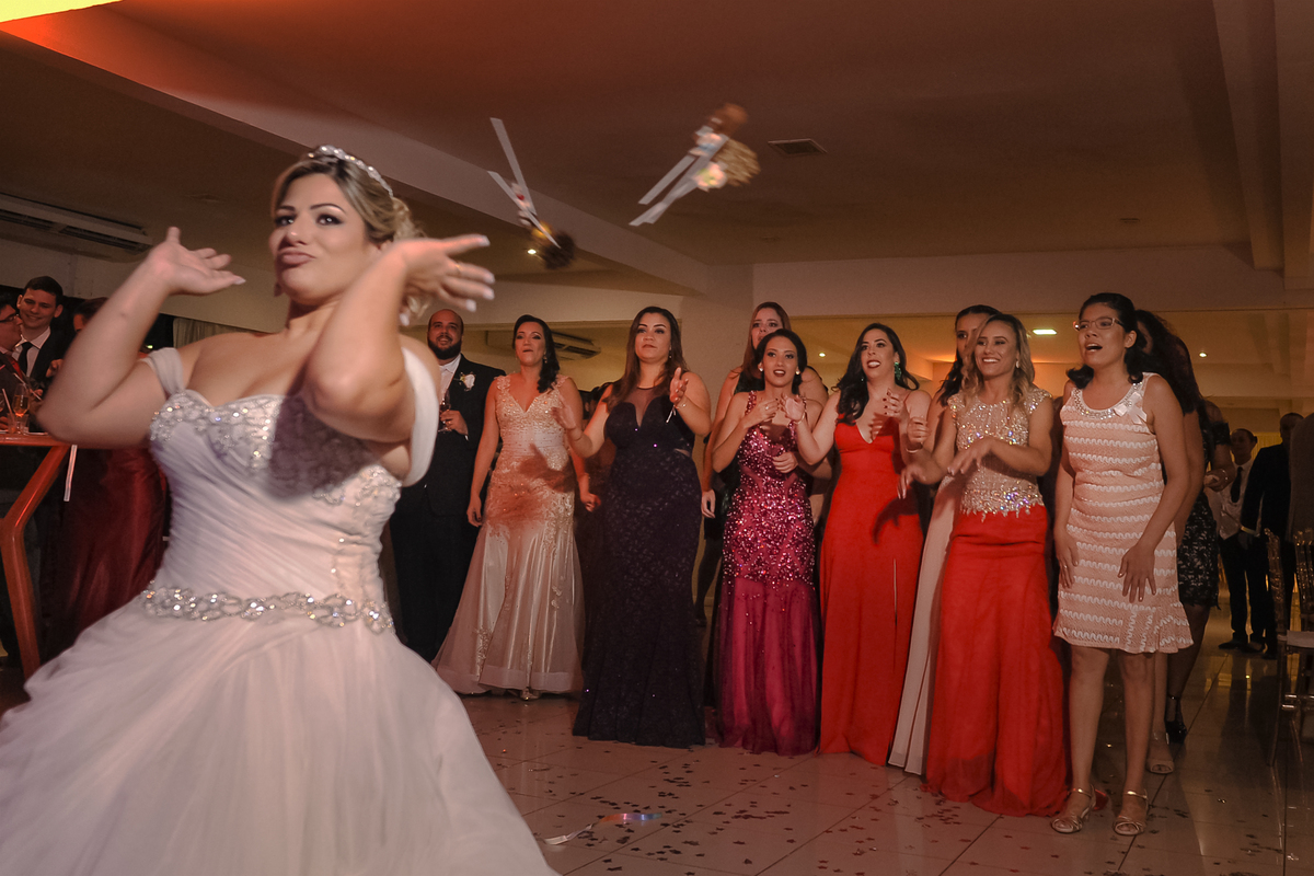 Jogando o bouquet para solteiras