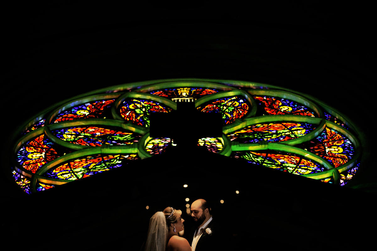 Fotos dos noivos na igreja em Fortaleza