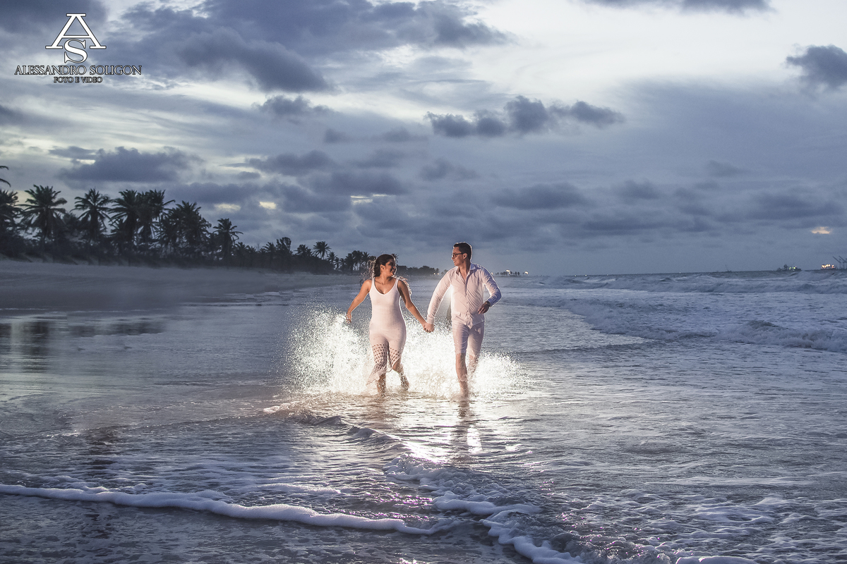 Lindo casamento na praia no Combuco