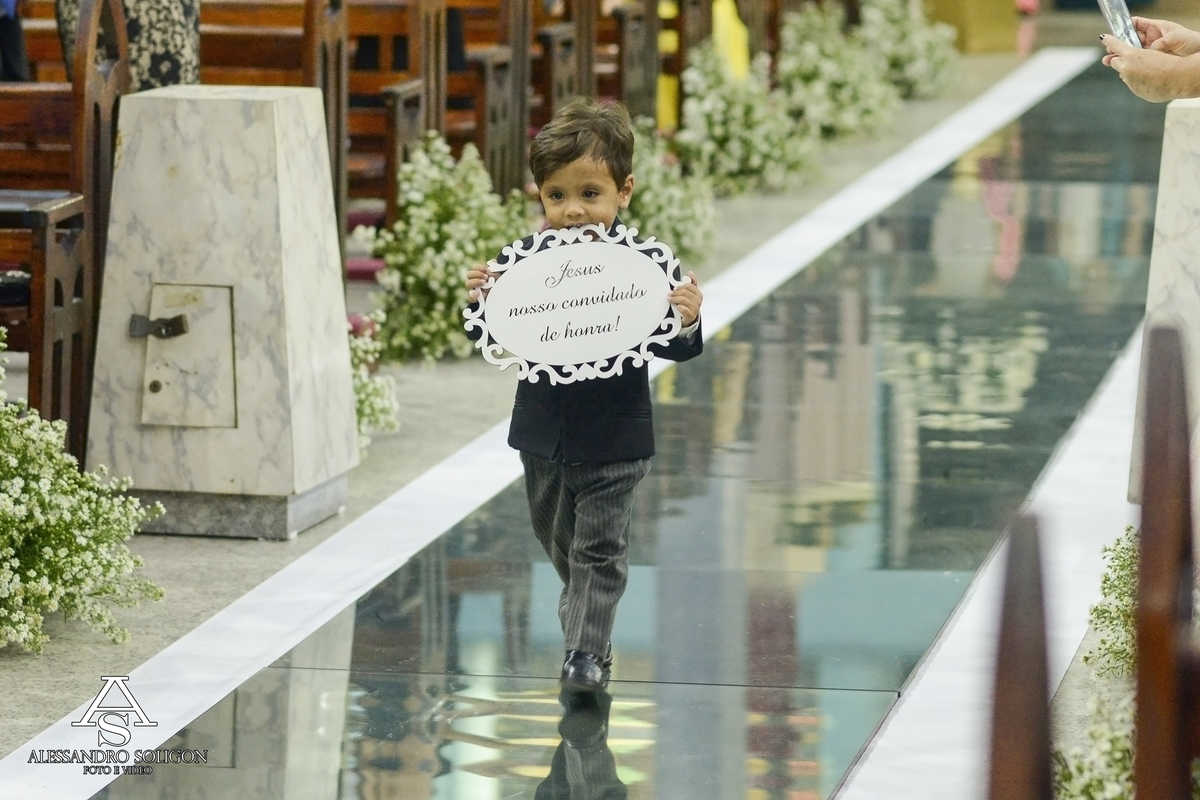 O pajem entrando na igreja, casamento em fortaleza