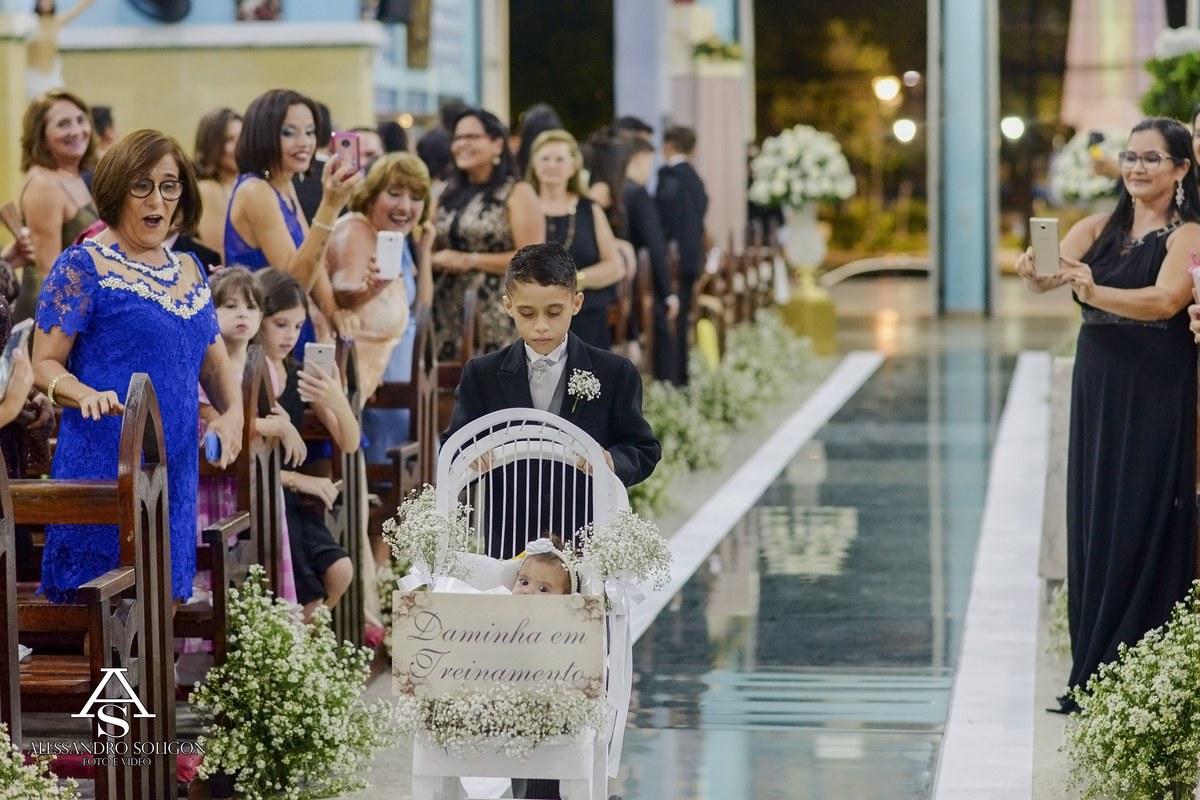 Pajem e daminha entrando na igreja de Fatima em Fortaleza