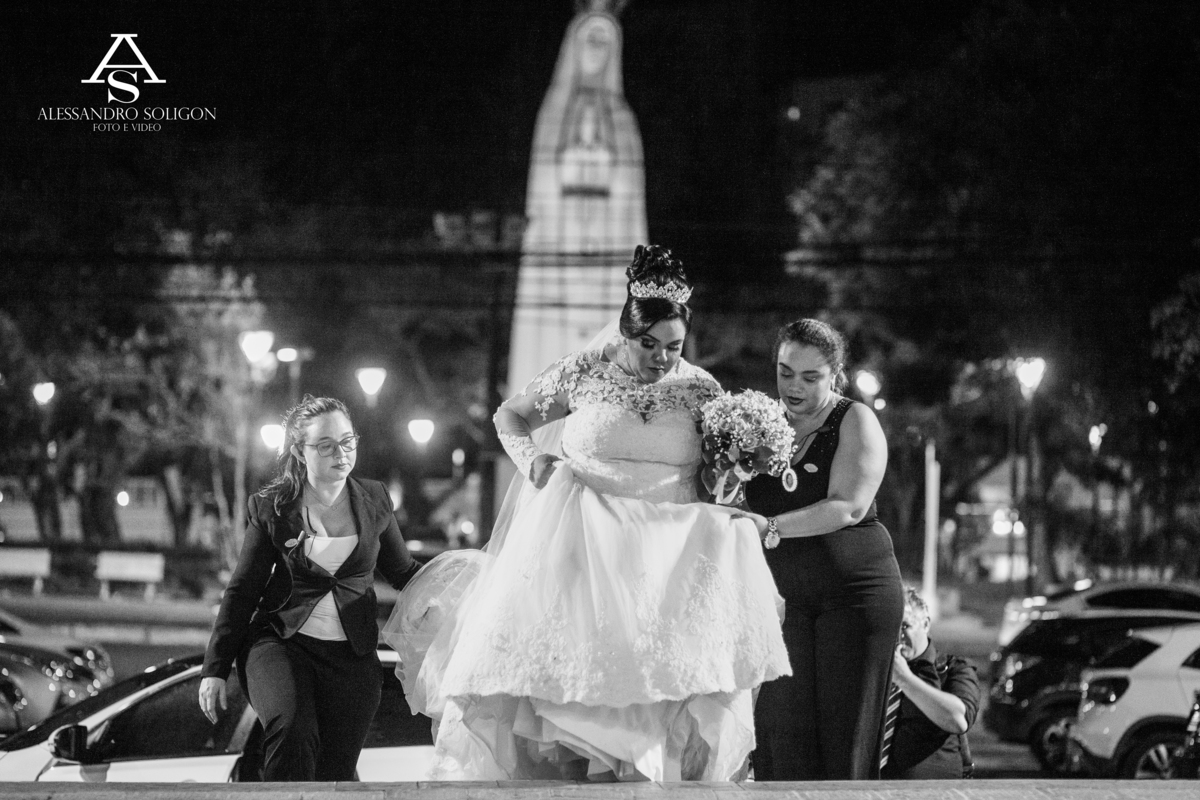 A noiva chegando na igreja em fortaleza