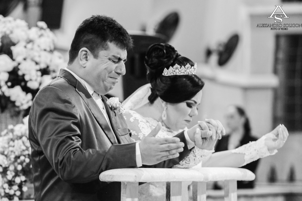 Emoção dos noivos na Igreja de fatima em Fortaleza