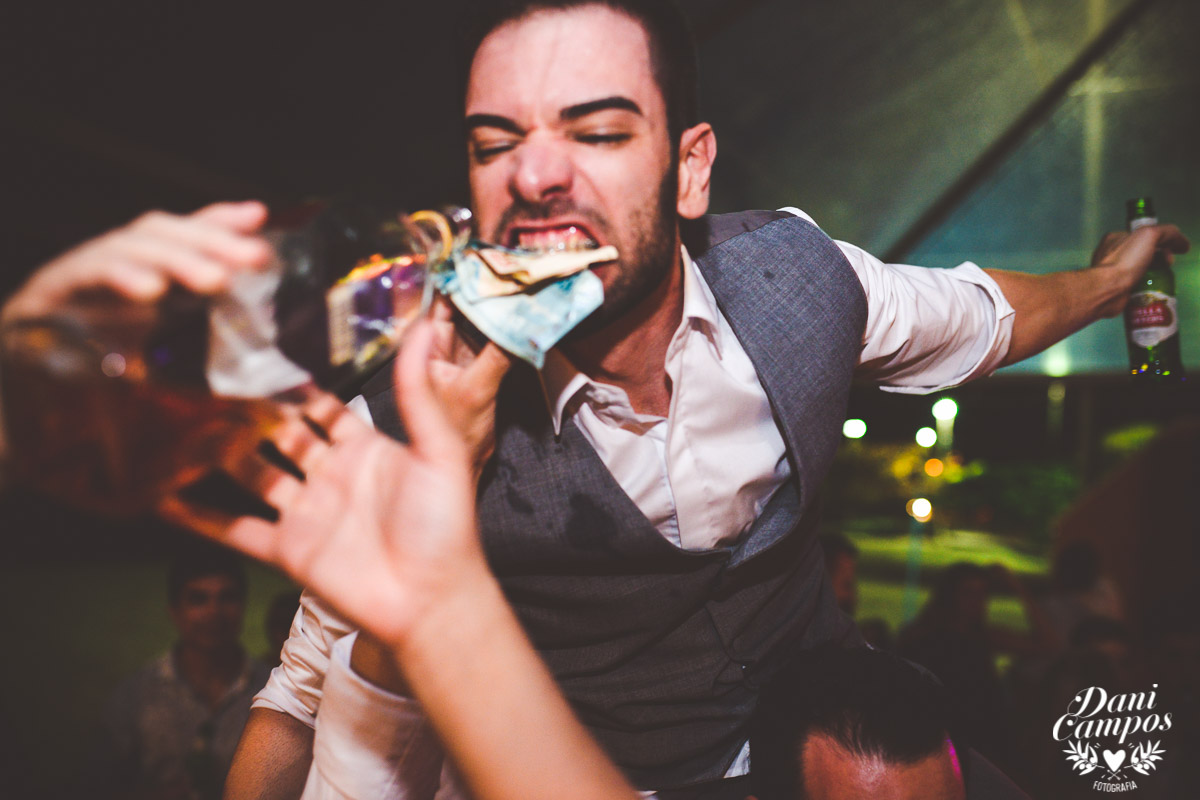casamento na praia casar de dia fotografia de casamento noiva noivo casamento pé na areia fotografos no litoral dani campos fotografia vestido de noiva