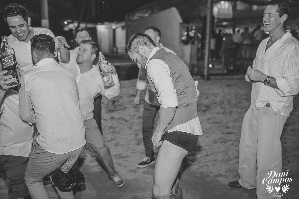 casamento na praia casar de dia fotografia de casamento noiva noivo casamento pé na areia fotografos no litoral dani campos fotografia vestido de noiva