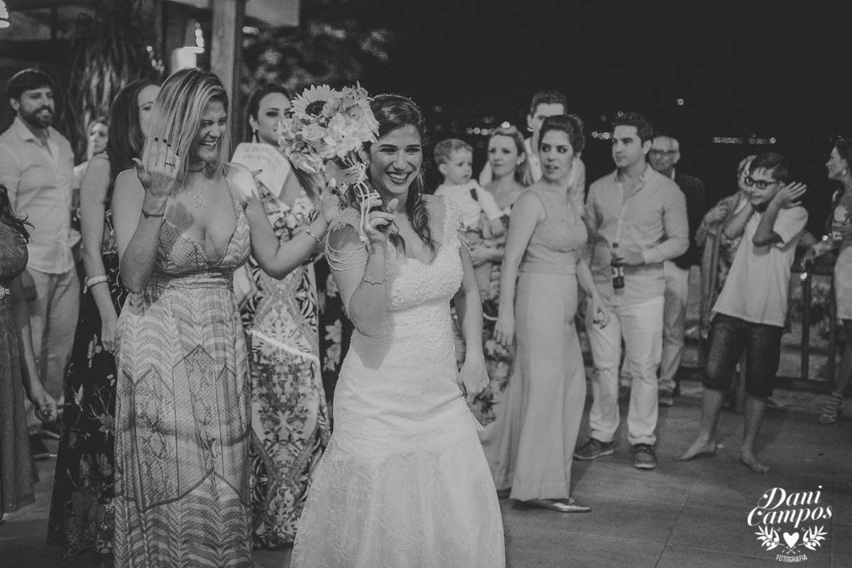 casamento na praia casar de dia fotografia de casamento noiva noivo casamento pé na areia fotografos no litoral dani campos fotografia vestido de noiva