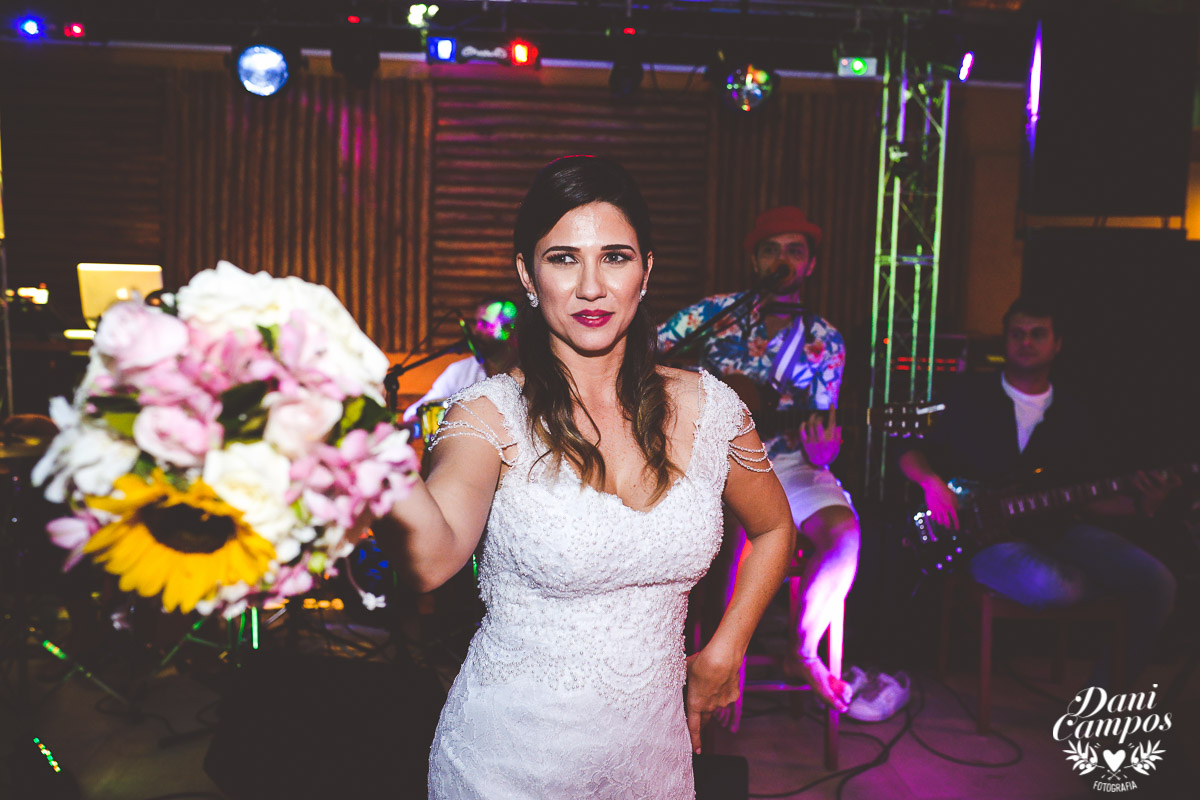 casamento na praia casar de dia fotografia de casamento noiva noivo casamento pé na areia fotografos no litoral dani campos fotografia vestido de noiva
