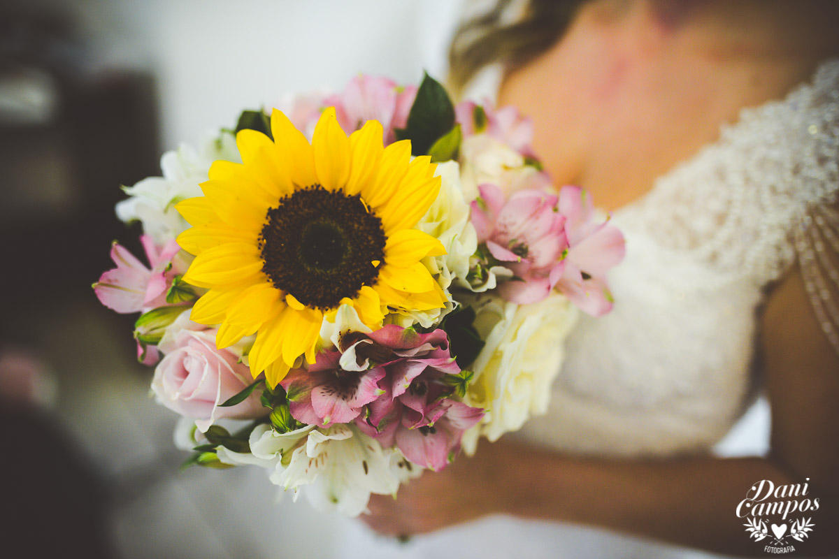 casamento na praia casar de dia fotografia de casamento noiva noivo casamento pé na areia fotografos no litoral dani campos fotografia vestido de noiva
