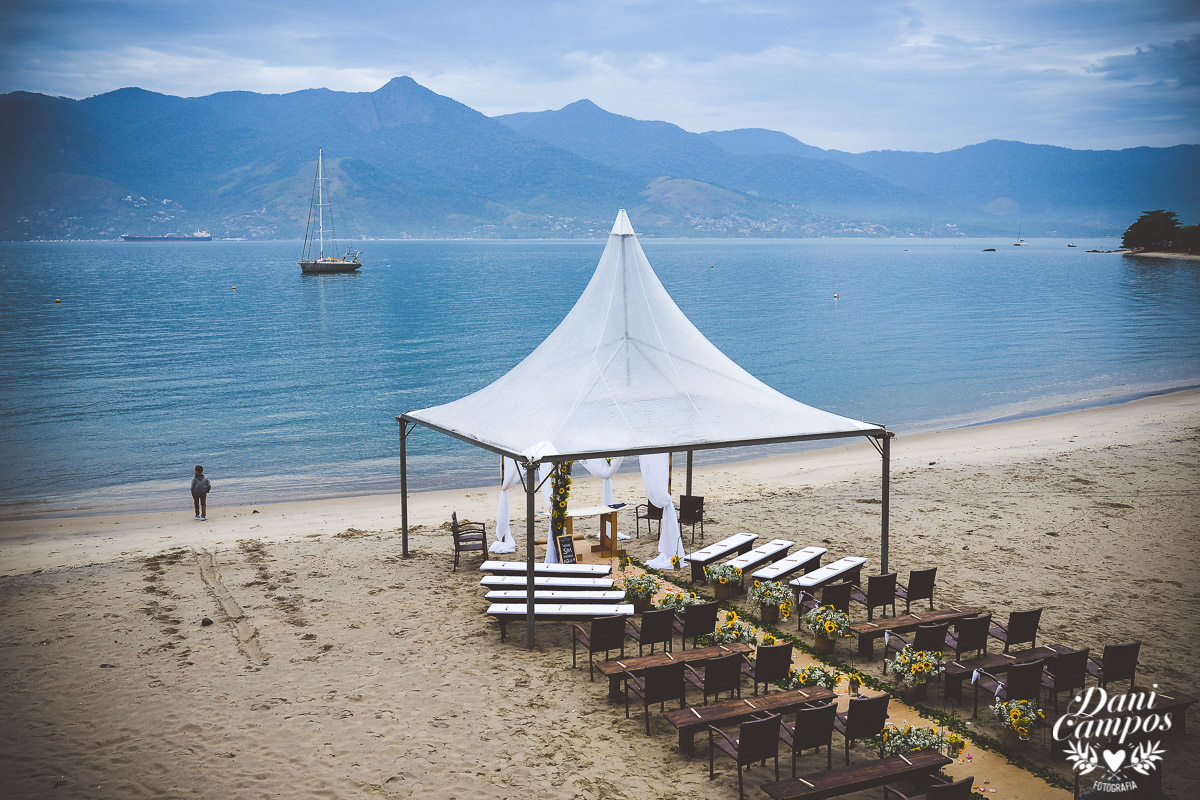casamento na praia casar de dia fotografia de casamento noiva noivo casamento pé na areia fotografos no litoral dani campos fotografia vestido de noiva