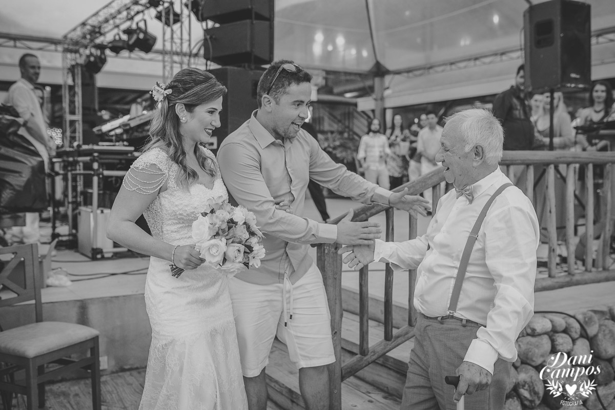 casamento na praia casar de dia fotografia de casamento noiva noivo casamento pé na areia fotografos no litoral dani campos fotografia vestido de noiva
