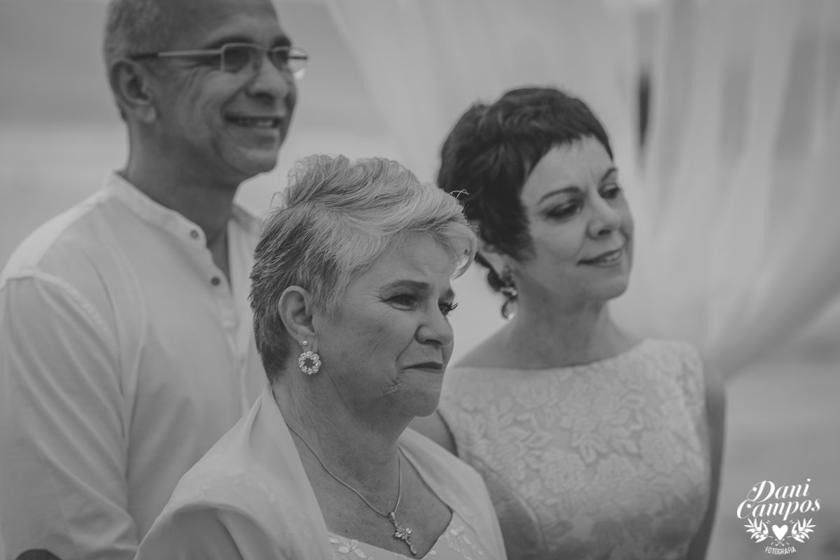 casamento na praia casar de dia fotografia de casamento noiva noivo casamento pé na areia fotografos no litoral dani campos fotografia vestido de noiva