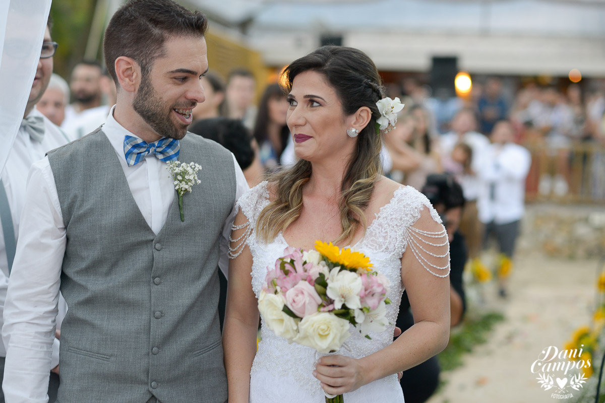 casamento na praia casar de dia fotografia de casamento noiva noivo casamento pé na areia fotografos no litoral dani campos fotografia vestido de noiva