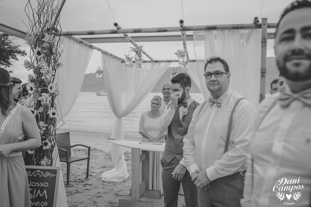 casamento na praia casar de dia fotografia de casamento noiva noivo casamento pé na areia fotografos no litoral dani campos fotografia vestido de noiva