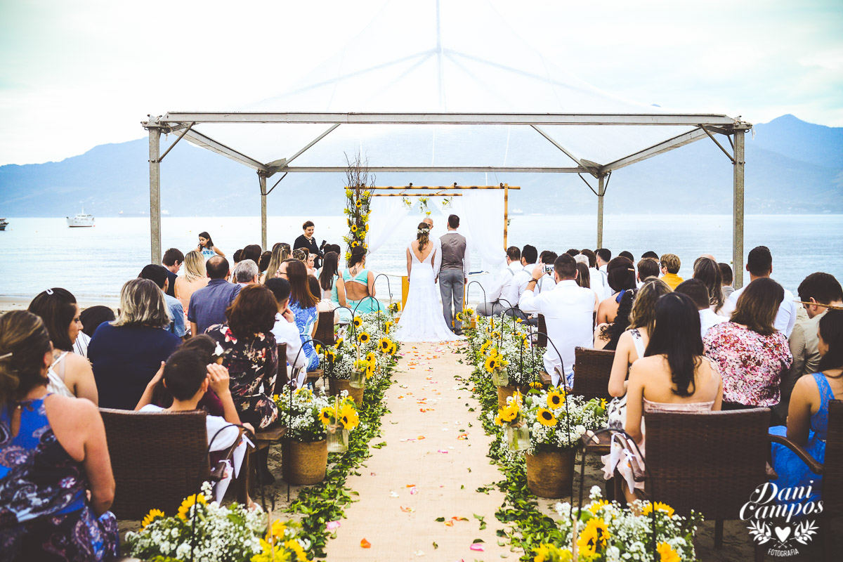 casamento na praia casar de dia fotografia de casamento noiva noivo casamento pé na areia fotografos no litoral dani campos fotografia vestido de noiva