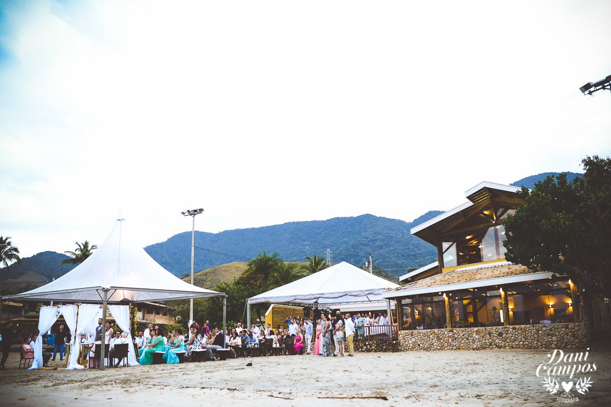 casamento na praia casar de dia fotografia de casamento noiva noivo casamento pé na areia fotografos no litoral dani campos fotografia vestido de noiva