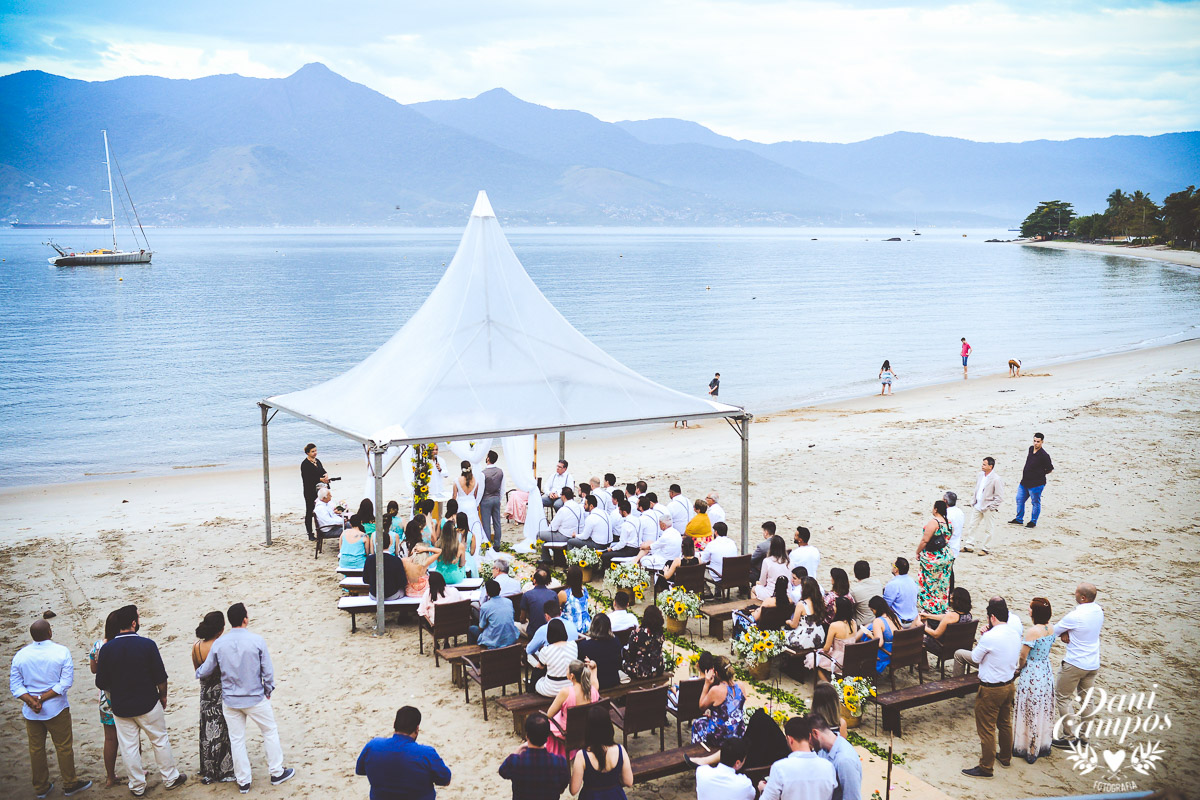 casamento na praia casar de dia fotografia de casamento noiva noivo casamento pé na areia fotografos no litoral dani campos fotografia vestido de noiva