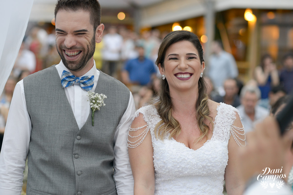 casamento na praia casar de dia fotografia de casamento noiva noivo casamento pé na areia fotografos no litoral dani campos fotografia vestido de noiva