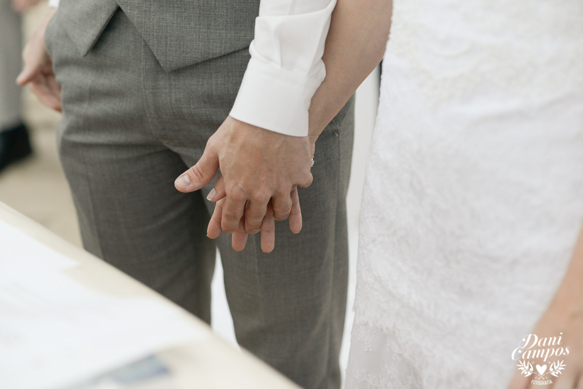casamento na praia casar de dia fotografia de casamento noiva noivo casamento pé na areia fotografos no litoral dani campos fotografia vestido de noiva