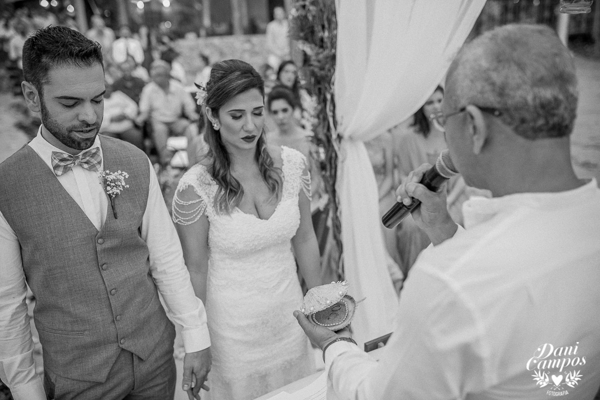 casamento na praia casar de dia fotografia de casamento noiva noivo casamento pé na areia fotografos no litoral dani campos fotografia vestido de noiva
