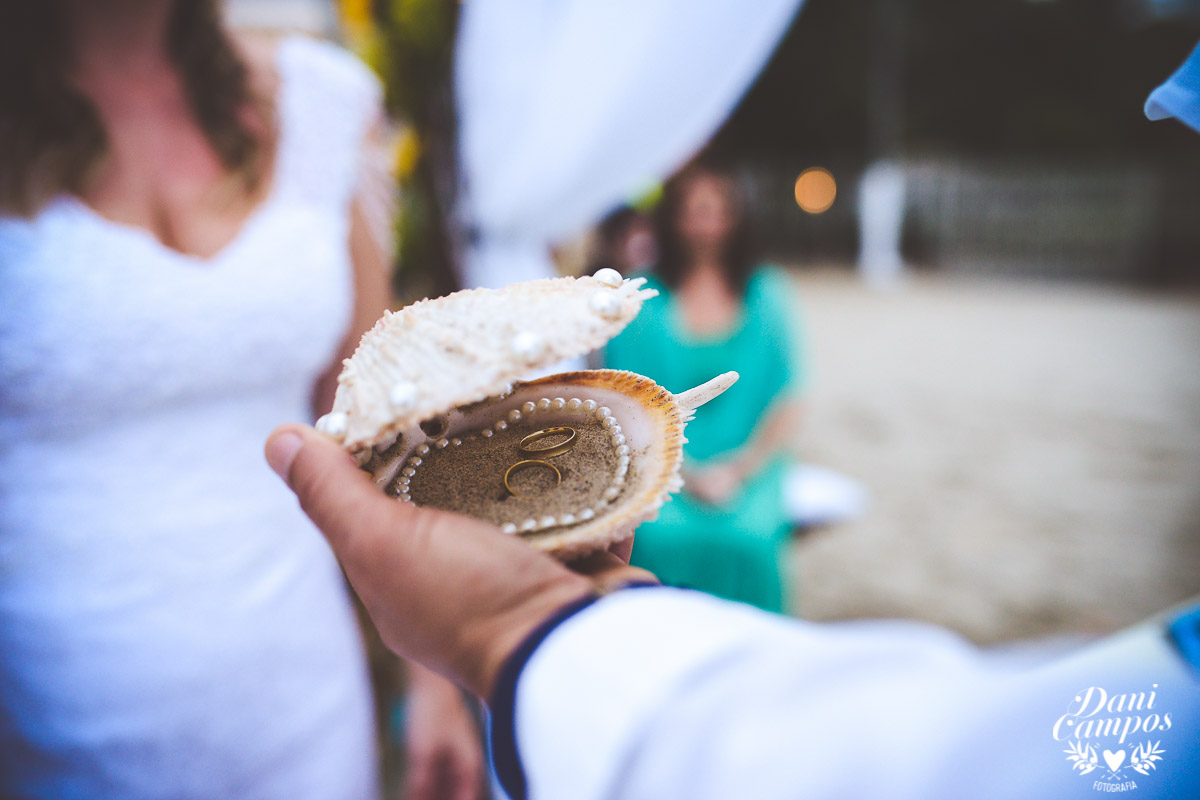 casamento na praia casar de dia fotografia de casamento noiva noivo casamento pé na areia fotografos no litoral dani campos fotografia vestido de noiva