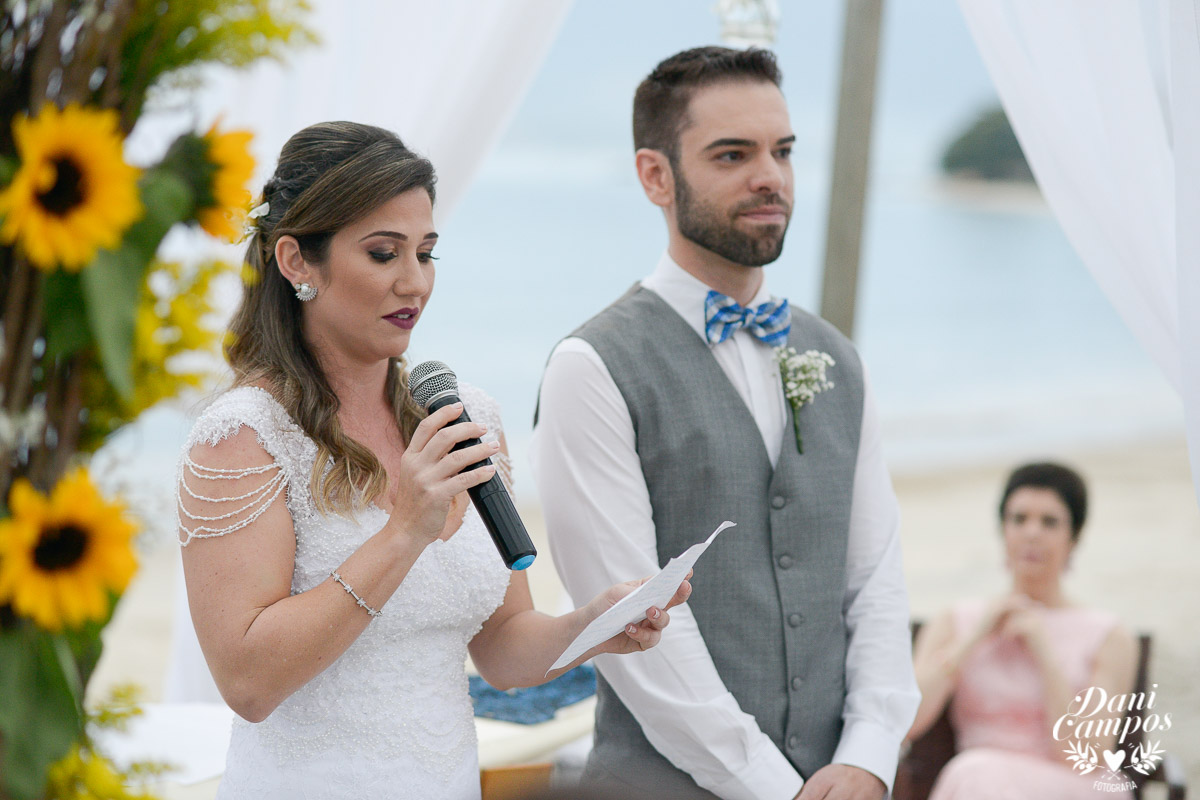 casamento na praia casar de dia fotografia de casamento noiva noivo casamento pé na areia fotografos no litoral dani campos fotografia vestido de noiva