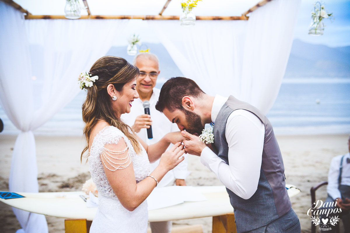 casamento na praia casar de dia fotografia de casamento noiva noivo casamento pé na areia fotografos no litoral dani campos fotografia vestido de noiva