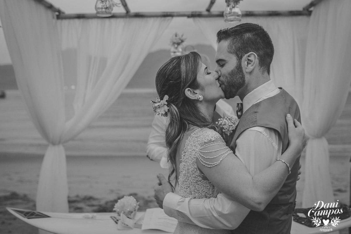 casamento na praia casar de dia fotografia de casamento noiva noivo casamento pé na areia fotografos no litoral dani campos fotografia vestido de noiva