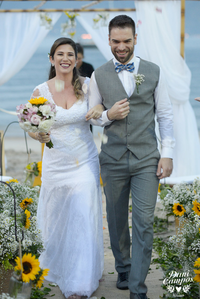 casamento na praia casar de dia fotografia de casamento noiva noivo casamento pé na areia fotografos no litoral dani campos fotografia vestido de noiva