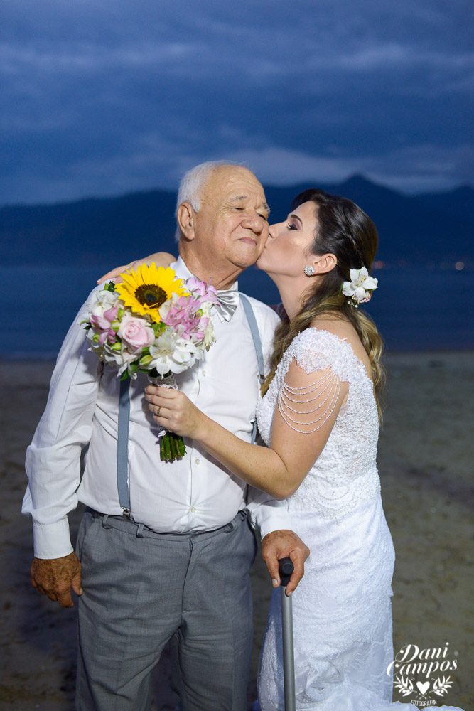 casamento na praia casar de dia fotografia de casamento noiva noivo casamento pé na areia fotografos no litoral dani campos fotografia vestido de noiva