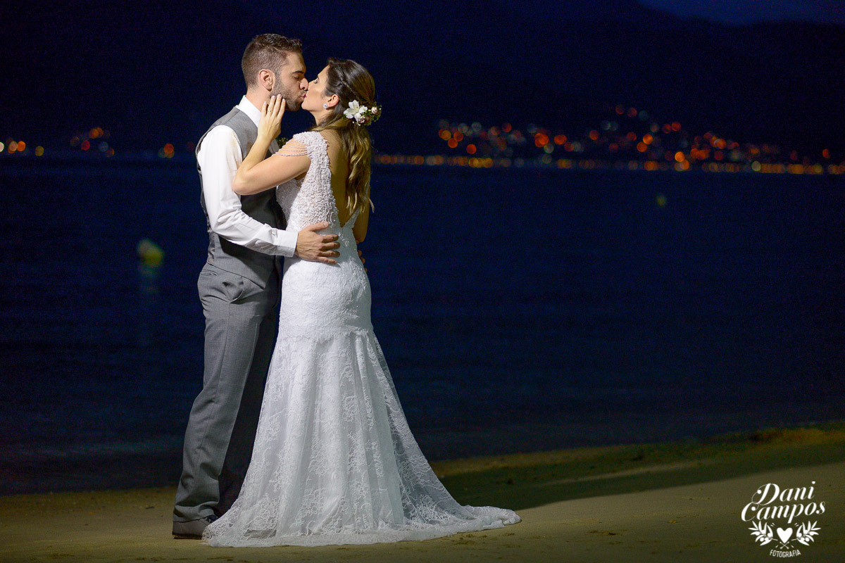 casamento na praia casar de dia fotografia de casamento noiva noivo casamento pé na areia fotografos no litoral dani campos fotografia vestido de noiva