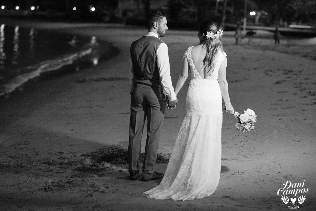 casamento na praia casar de dia fotografia de casamento noiva noivo casamento pé na areia fotografos no litoral dani campos fotografia vestido de noiva